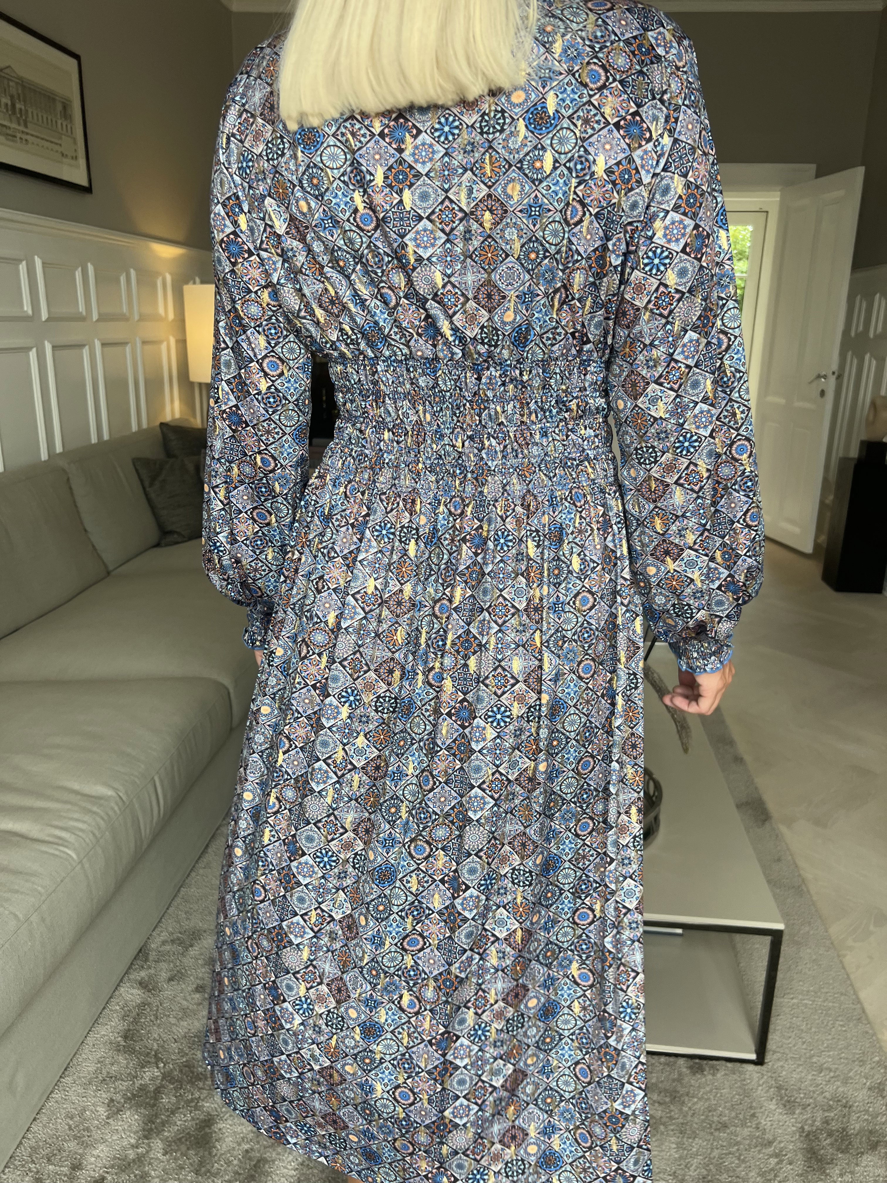 Pams Mosaic Midi L/S - Elastisk klänning i skrynkelfritt tyg med långa ärmar